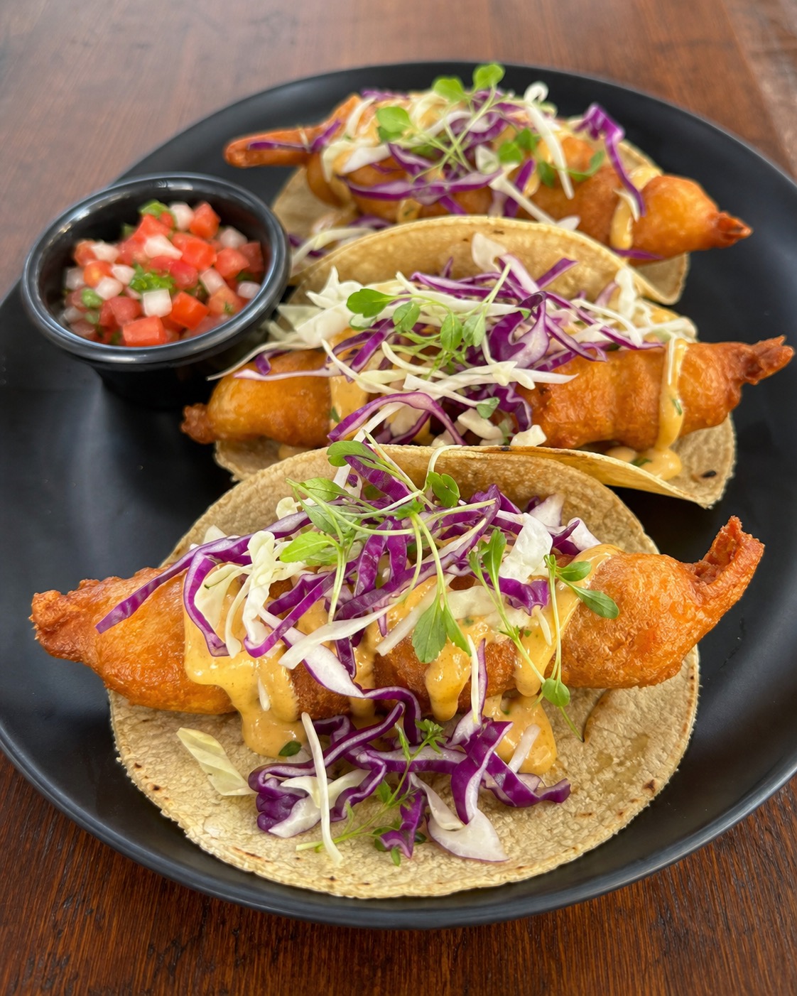 Tacos Baja servidos en mesa