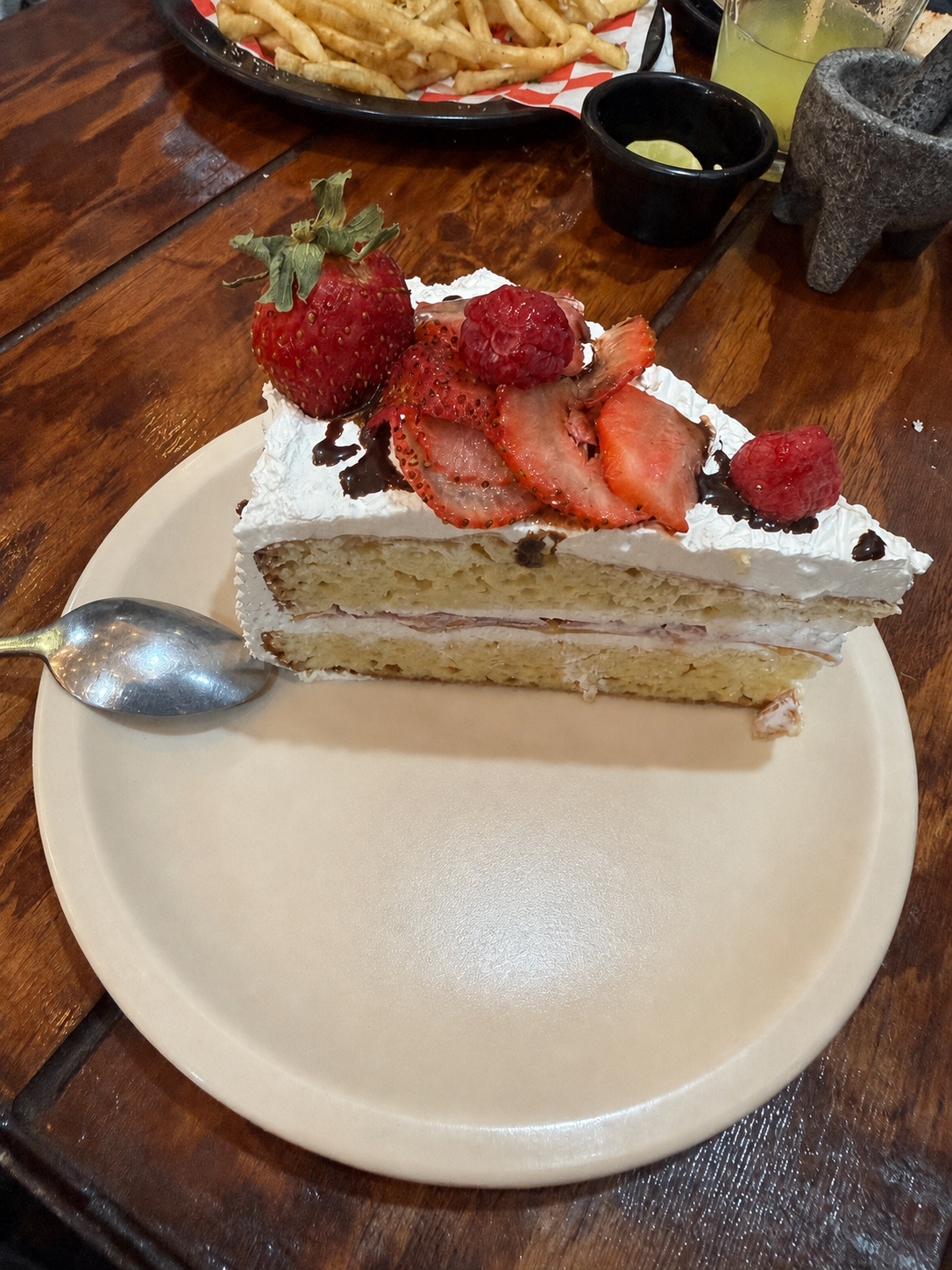 Pastel de tres leches con fresas y frutos rojos